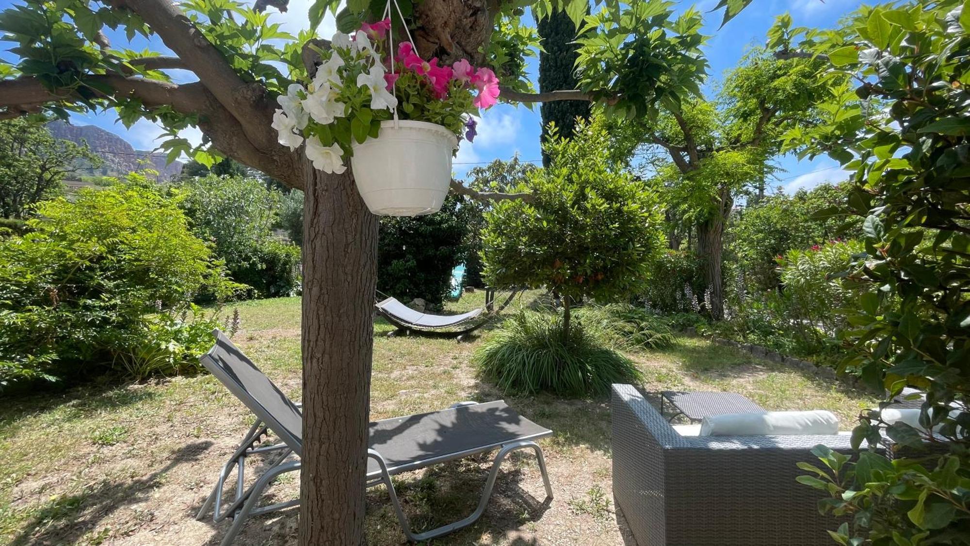 Large Private Garden, Quiet 2-Bedroom Apartment, Air Conditioning, Wifi, Parking Κασί Εξωτερικό φωτογραφία